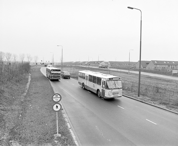 881470 Afbeelding van enkele autobussen op de Safariweg te Maarssenbroek bij Maarssen.